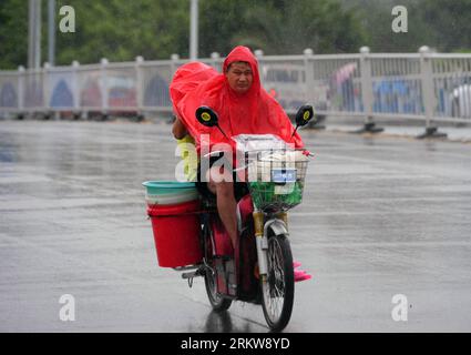 Bildnummer: 58639680  Datum: 27.10.2012  Copyright: imago/Xinhua (121027) -- SANYA, Oct. 27, 2012 (Xinhua) -- Citizens ride in rain in Sanya, south China s island province of Hainan, Oct. 27, 2012. Son-Tinh, the 23rd tropical storm this year, strengthened to typhoon early Saturday morning and is expected to bring rainstorms and gales to China s southern coastal areas, the country s meteorological authority said Saturday. (Xinhua/Hou Jiansen) (ry) CHINA-HAINAN-TYPHOON (CN) PUBLICATIONxNOTxINxCHN Gesellschaft Sturm Unwetter x0x xst 2012 quer      58639680 Date 27 10 2012 Copyright Imago XINHUA Stock Photo