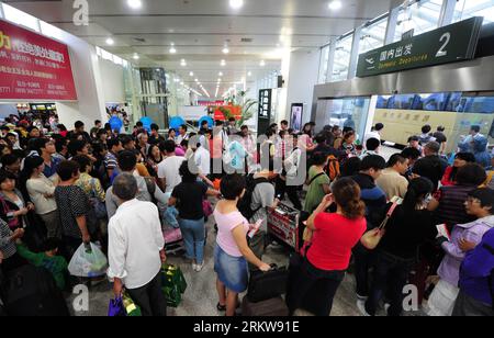 Bildnummer: 58639933 Datum: 27.10.2012 Copyright: imago/Xinhua (121027) -- SANYA, 27 ottobre 2012 (Xinhua) -- i passeggeri attendono all'aeroporto internazionale Sanya Phoenix di Sanya, nella provincia di Hainan della Cina meridionale, 27 ottobre 2012. Typhoon Son-Tinh, la 23a tempesta tropicale di quest'anno, ha interrotto 122 voli e portato giù a Hainan. (Xinhua/Hou Jiansen) (zc) CHINA-HAINAN-TYPHOON SON-TINH (CN) PUBLICATIONxNOTxINxCHN Gesellschaft Wetter Taifun Wirbelsturm xjh x0x premiumd 2012 quer 58639933 Data 27 10 2012 Copyright Imago XINHUA Sanya OCT 27 2012 i passeggeri di XINHUA aspettano AL Sanya Phoenix Inter Foto Stock