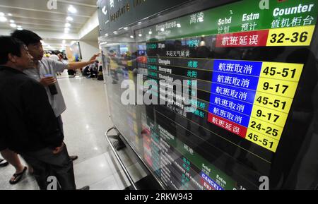 Bildnummer: 58639928  Datum: 27.10.2012  Copyright: imago/Xinhua (121027) -- SANYA, Oct. 27, 2012 (Xinhua) -- Passengers check flight information at Sanya Phoenix International Airport in Sanya, south China s Hainan Province, Oct. 27, 2012. Typhoon Son-Tinh, the 23rd tropical storm this year, has disrupted 122 flights and brought downpours to Hainan. (Xinhua/Hou Jiansen) (zc) CHINA-HAINAN-TYPHOON SON-TINH (CN) PUBLICATIONxNOTxINxCHN Gesellschaft Wetter Taifun Wirbelsturm xjh x0x premiumd 2012 quer      58639928 Date 27 10 2012 Copyright Imago XINHUA  Sanya OCT 27 2012 XINHUA Passengers Check F Stock Photo