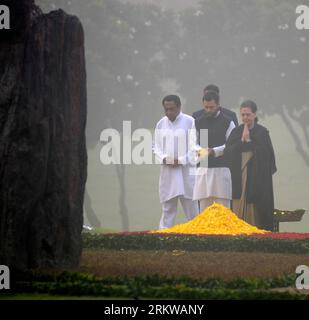 Bildnummer: 58651325  Datum: 31.10.2012  Copyright: imago/Xinhua (121031) -- NEW DELHI, Oct. 31, 2012 (Xinhua) -- Indian Congress President and UPA Chairperson Sonia Gandhi (1st R) pays homage to mark the 28th death anniversary of India s first female Prime Minister Indira Gandhi at Shakthi Sthal in New Delhi, India, Oct. 31, 2012. Indira Gandhi was assassinated by her bodyguards in what was perceived as a revenge attack. (Xinhua/Partha Sarkar)(rh) INDIA-NEW DELHI-INDIRA GANDHI-ANNIVERSARY PUBLICATIONxNOTxINxCHN People Politik Gedenken Andenken Trauer premiumd x1x xmb 2012 quadrat     58651325 Stock Photo