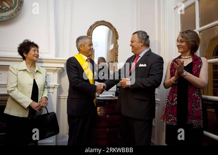 Bildnummer: 58657081  Datum: 31.10.2012  Copyright: imago/Xinhua BUENOS AIRES, Oct. 31, 2012 - Wife of the Chinese ambassador to Argentina, Lou Ping, Chinese ambassador to Argentina Yin Hengmin, Mexico s ambassador to Argentina, Francisco del Rio, and his wife Elena Calero (from L to R), participate in the awarding ceremony of the Order of the Aztec Eagle to Yin Hengmin at the Mexican ambassador s residence in Buenos Aires, Argentina, on Oct. 31, 2012. The Mexican Order of the Aztec Eagle is the highest award given to foreigners in Mexico for humanitarian services. (Xinhua/Martin Zabala) (zjl) Stock Photo