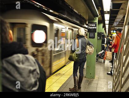 Bildnummer: 58658549  Datum: 01.11.2012  Copyright: imago/Xinhua (121101) -- NEW YORK, Nov. 1, 2012 (Xinhua) -- Passengers board at the Times Square subway station in New York, the United States, on Nov. 1, 2012. MTA Subway and Rail services have been partially restored starting at 6 a.m. Thursday. The free service will last until 11:59 p.m. on Friday, and will allow for free rides on the NYC Subway and Bus network, Long Island Rail Road, and Metro-North Railroad, to encourage the use of mass transit as the region slowly recovers from the devastating effects of Hurricane Sandy. (Xinhua/Deng Ji Stock Photo