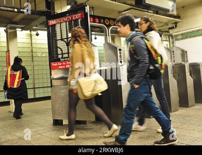 Bildnummer: 58658550 Datum: 01.11.2012 Copyright: imago/Xinhua (121101) -- NEW YORK, 1 novembre 2012 (Xinhua) -- i passeggeri entrano gratuitamente nella stazione della metropolitana di Times Square a New York, Stati Uniti, il 1 novembre 2012. I servizi della metropolitana e della ferrovia MTA sono stati parzialmente restaurati a partire dalle 6:00 di giovedì. Il servizio gratuito durerà fino alle 23:59 di venerdì e consentirà corse gratuite sulla rete metropolitana e degli autobus di New York, Long Island Rail Road e Metro-North Railroad, per incoraggiare l'uso del trasporto di massa mentre la regione si riprende lentamente dagli effetti devastanti dell'Uragano S. Foto Stock