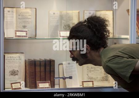 Bildnummer: 58658568 Datum: 01.11.2012 Copyright: imago/Xinhua BUENOS AIRES, (Xinhua) -- Un visitatore guarda i libri all'ottava Fiera del Libro d'antiquariato a Buenos Aires, capitale dell'Argentina, 1 novembre 2012. (Xinhua/Martin Zabala) (mz) (jp) (sp) (zjl) ARGENTINA-BUENOS AIRES-FIERA DEL LIBRO ANTICO PUBLICATIONxNOTxINxCHN Kultur Buch Antiquitäten Antiquitätenmesse xas x0x 2012 quer 58658568 Data 01 11 2012 Copyright Imago XINHUA Buenos Aires XINHUA un visitatore guarda I libri ALL'ottava Fiera del Libro d'antiquariato a Buenos Aires capitale dell'Argentina 1 novembre 2012 XINHUA Martin Zabala MZ JP SP Argentina Buenos Aires Anti Foto Stock