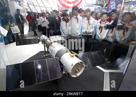 Bildnummer: 58660538 Datum: 02.11.2012 Copyright: imago/Xinhua (121102) -- SHANGHAI, 2 novembre 2012 (Xinhua) -- i giovani studenti guardano il modello della navicella spaziale con equipaggio Shenzhou-9 con il modulo orbitante del laboratorio spaziale Tiangong-1 durante la mostra sulla prima missione di attracco spaziale con equipaggio in Cina a Shanghai, Cina orientale, 2 novembre 2012. La mostra è iniziata venerdì al Museo della Scienza e della tecnologia di Shanghai. Tre astronauti a bordo della navicella Shenzhou-9 sono stati inviati nello spazio il 16 giugno. Hanno fatto funzionare con successo la navicella spaziale per condurre ancoraggi spaziali sia automatici che manuali con Foto Stock