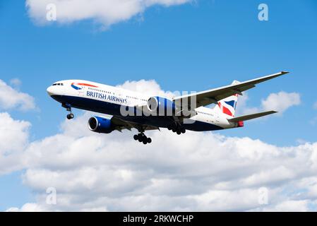 British Airways Boeing 777-236/ER aereo di linea G-YMMN in finale per atterrare all'aeroporto di Londra Heathrow, Regno Unito. Invecchiamento del corpo largo durante i voli a lungo raggio Foto Stock