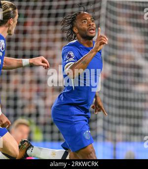 Londra, Regno Unito. 25 agosto 2023 - Chelsea contro Luton Town - Premier League - Stamford Bridge. Raheem Sterling festeggia il punteggio per il Chelsea allo Stamford Bridge. Credito immagine: Mark Pain / Alamy Live News Foto Stock