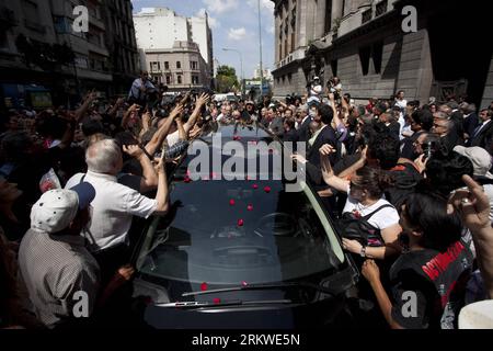 Bildnummer: 58672753  Datum: 06.11.2012  Copyright: imago/Xinhua BUENOS AIRES, Nov. 6, 2012 (Xinhua) -- Relatives, friends and followers attend the funeral of Argentine singer, actor and filmmaker Leonardo Favio in Buenos Aires, capital of Argentina, on Nov. 6, 2012. Favio died at the age of 74 from suffering a chronic disease in Buenos Aires on Nov. 5, acccording to local press. (Xinhua/Martin Zabala) (py) ARGENTINA-BUENOS AIRES-LEONARDO FAVIO PUBLICATIONxNOTxINxCHN Entertainment Kultur people Beerdigung Tod Trauer x0x xdd 2012 quer     58672753 Date 06 11 2012 Copyright Imago XINHUA Buenos A Stock Photo