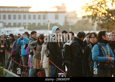 Bildnummer: 58676592  Datum: 08.11.2012  Copyright: imago/Xinhua (121108) -- BEIJING, Nov. 8, 2012 (Xinhua) -- Journalists wait outside the Great Hall of the People, the venue of the opening ceremony of the 18th National Congress of the Communist Party of China (CPC), at the Tian anmen Square in Beijing, capital of China, Nov. 8, 2012. The 18th CPC National Congress was opened in Beijing on Thursday, which also marks the 12th Journalists Day of China. A total of 2,732 Chinese and foreign journalists are involved in the coverage of the 18th CPC National Congress. (Xinhua/Jin Liwang) (lmm) (CPC Stock Photo