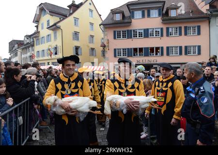 Bildnummer: 58689968 Datum: 11.11.2012 Copyright: imago/Xinhua GINEVRA, 11 novembre 2012 - vestita in costumi tradizionali con oche in mano, procedi prima di Gansabhauet in Sursee, 11 novembre 2012. Gansabhauet (taglio dell'oca da una corda) si è tenuto nella città di Sursee vicino a Lucerna, Svizzera centrale la domenica per celebrare la Santa Martin S Day. (Xinhua/Wang Siwei) SVIZZERA-SURSEE-GANSABHAUET PUBLICATIONxNOTxINxCHN Gesellschaft Tradition Brauchtum Martinstatg Ganz Tier premiumd x0x xds 2012 quer 58689968 Data 11 11 2012 Copyright Imago XINHUA Ginevra 11 novembre 2012 vestito in tradizionale Cos Foto Stock