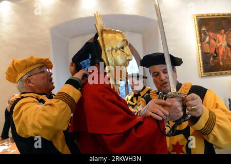 Bildnummer: 58689965 Datum: 11.11.2012 Copyright: imago/Xinhua GINEVRA, 11 novembre 2012 - Un concorrente si prepara prima di Gansabhauet in Sursee, 11 novembre 2012. Gansabhauet (taglio dell'oca da una corda) si è tenuto nella città di Sursee vicino a Lucerna, Svizzera centrale la domenica per celebrare la Santa Martin S Day. (Xinhua/Wang Siwei) SVIZZERA-SURSEE-GANSABHAUET PUBLICATIONxNOTxINxCHN Gesellschaft Tradition Brauchtum Martinstag x0x xds 2012 quer 58689965 Data 11 11 2012 Copyright Imago XINHUA Ginevra 11 novembre 2012 un concorrente si prepara prima a Sursee 11 novembre 2012 Cutting Down the Goose fr Foto Stock