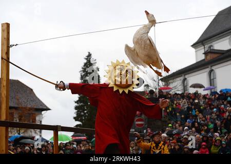Bildnummer: 58689967 Datum: 11.11.2012 Copyright: imago/Xinhua GINEVRA, 11 novembre 2012 - Un concorrente partecipa al Gansabhauet in Sursee, 11 novembre 2012. Gansabhauet (taglio dell'oca da una corda) si è tenuto nella città di Sursee vicino a Lucerna, Svizzera centrale la domenica per celebrare la Santa Martin S Day. (Xinhua/Wang Siwei) SVIZZERA-SURSEE-GANSABHAUET PUBLICATIONxNOTxINxCHN Gesellschaft Tradition Brauchtum Martinstatg Ganz Tier premiumd x0x xds 2012 quer 58689967 Data 11 11 2012 Copyright Imago XINHUA Ginevra 11 novembre 2012 un concorrente partecipa al Sursee 11 novembre 201 Foto Stock