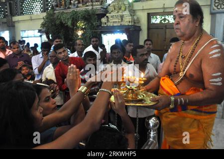 Bildnummer: 58696216  Datum: 13.11.2012  Copyright: imago/Xinhua (121113) -- COLOMBO, Nov. 13, 2012 (Xinhua) -- Sri Lankan Tamil Hindu devotees offer prayers during Diwali festival at a Hindu temple in Colombo, Sri Lanka, Nov. 13, 2012. light lamps and offer prayers to the goddess of wealth Lakshmi in the Hindu festival of Diwali, the festival of lights, which falls on Nov. 13 this year. (Xinhua/Pushpika Karunaratne)(rh) SRI LANKA-COLOMBO-FESTIVAL PUBLICATIONxNOTxINxCHN Gesellschaft Religion Feiertag Hinduismus des Lichts Licht x0x xdd premiumd 2012 quer      58696216 Date 13 11 2012 Copyright Stock Photo