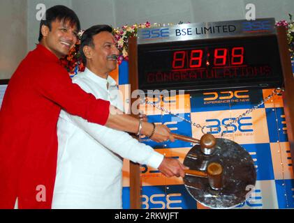 Bildnummer: 58697249  Datum: 13.11.2012  Copyright: imago/Xinhua (121113) -- MUMBAI, Nov. 13, 2012 (Xinhua) -- Bollywood actor Vivek Oberoi (L) and his father Suresh Oberoi pose for photos during a trading session on Diwali festival at the Bombay Stock Exchange in Mumbai, India, Nov. 13, 2012. The Indian stock markets trading session will only be conducted for 75 minutes in the afternoon on Tuesday, the Diwali festival, on leading bourses NSE (National stock exchange) and BSE (Bombay stock exchange). (Xinhua/Stringer)(rh) INDIA-MUMBAI-STOCK EXCHANGE PUBLICATIONxNOTxINxCHN people Entertainment Stock Photo