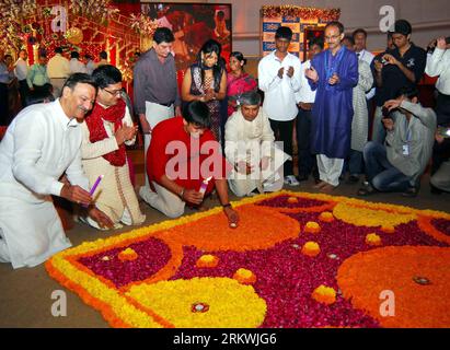 Bildnummer: 58697250  Datum: 13.11.2012  Copyright: imago/Xinhua (121113) -- MUMBAI, Nov. 13, 2012 (Xinhua) -- Bollywood actor Vivek Oberoi (3rd L) and his father Suresh Oberoi (1st L) attend a trading session on Diwali festival at the Bombay Stock Exchange in Mumbai, India, Nov. 13, 2012. The Indian stock markets trading session will only be conducted for 75 minutes in the afternoon on Tuesday, the Diwali festival, on leading bourses NSE (National stock exchange) and BSE (Bombay stock exchange). (Xinhua/Stringer)(rh) INDIA-MUMBAI-STOCK EXCHANGE PUBLICATIONxNOTxINxCHN people Entertainment Film Stock Photo