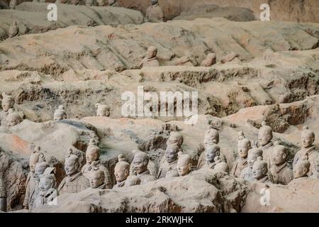 L'Esercito di terracotta famoso in tutto il mondo, parte del Mausoleo del primo imperatore Qin e sito patrimonio dell'umanità dell'UNESCO situato a Xian, in Cina. Foto Stock