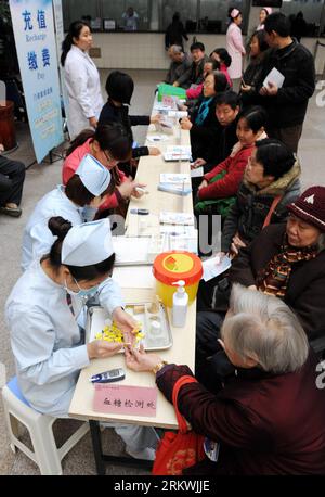 Bildnummer: 58698704 Datum: 14.11.2012 Copyright: imago/Xinhua (121114) -- ZHENGZHOU, 14 novembre 2012 (Xinhua) -- le infermiere controllano la glicemia per gli anziani durante un servizio clinico gratuito per il diabete a Zhengzhou, capitale della provincia di Henan della Cina centrale, 14 novembre 2012. Un'attività di servizio clinico gratuito è stata tenuta dall'ospedale Zhengzhou Renmin per accogliere la giornata mondiale del diabete mercoledì. (Xinhua/li Bo) (mp) CHINA-ZHENGZHOU-CLINIC SERVICE-DIVIASE (CN) PUBLICATIONxNOTxINxCHN Gesellschaft Gesundheit medizinische Behandlung xas x0x 2012 hoch 58698704 Data 14 11 2012 Copyright Imago Foto Stock