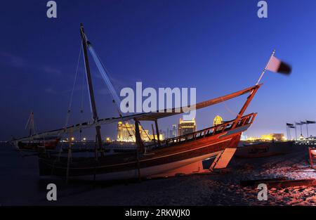 Bildnummer: 58698719 Datum: 13.11.2012 Copyright: imago/Xinhua (121113) -- DOHA, 13 novembre 2012 (Xinhua) -- Un tradizionale dhow in legno è visto in mostra di notte al Katara Cultural Village di Doha, Qatar, 13 novembre 2012. Il secondo festival annuale del sambuco tradizionale ha aperto qui il martedì, con oltre 60 dhow provenienti da tutto il Golfo. Associato a questo evento di 5 giorni è la competizione Pearl Diving. (Xinhua/Chen Shaojin) QATAR-DOHA-TRADITIONAL DHOW FESTIVAL PUBLICATIONxNOTxINxCHN Gesellschaft Qatar Boot Holzboot xas x0x 2012 quer Aufmacher 58698719 Data 13 11 2012 Copyright Imago XINHU Foto Stock