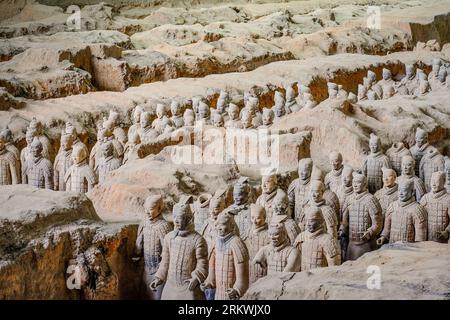 L'Esercito di terracotta, famoso in tutto il mondo, fa parte del mausoleo del primo imperatore Qin, e un sito patrimonio dell'umanità dell'UNESCO situato a Xian, in Cina. Foto Stock