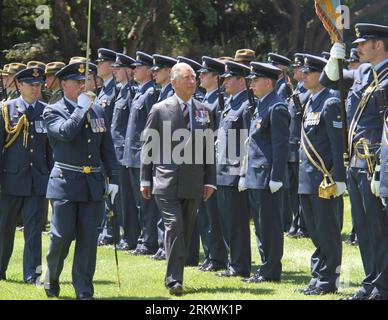 Bildnummer: 58699907 Datum: 14.11.2012 Copyright: imago/Xinhua (121114) - WELLINGTON, 14 novembre 2012 (Xinhua) - il principe Carlo ispeziona la Guardia d'Onore delle forze neozelandesi dopo una cerimonia ufficiale di benvenuto maori alla Government House di Wellington, nuova Zelanda, 14 novembre 2012. Charles e sua moglie Camilla, la duchessa di Cornovaglia, arrivarono ad Auckland sabato sera per una visita di sei giorni in nuova Zelanda in occasione del Giubileo di Diamante della Regina. (Xinhua/Huang Xingwei) NEW ZEALAND-WELLINGTON-BRITAIN-ROYAL COUPLE-VISIT PUBLICATIONxNOTxINxCHN Entertainment People Adel x1x 2012 quer pre Foto Stock