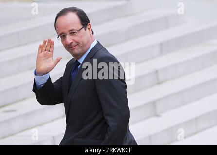 (121114) -- PARIGI, 14 novembre (Xinhua) -- il presidente francese Francois Hollande ondata in una conferenza stampa congiunta con la Commissione dell'Unione africana Nkosazana Dlamini-Zuma (non nella foto) al Palazzo presidenziale dell'Elysee a Parigi, in Francia, 14 novembre 2012. (Xinhua/Gao Jing)(zjl) FRANCIA-PARIS-HOLLANDE-ZUMA-CONFERENZA STAMPA PUBLICATIONxNOTxINxCHN 121114 Parigi Nov 14 XINHUA il presidente francese Francois Hollande Waves A una conferenza stampa congiunta con la Commissione dell'Unione africana Nkosazana Dlamini Zuma non raffigurato AL Palazzo presidenziale dell'Elysee a Parigi Francia Nov 14 2012 XINHUA Gao Jing zjl Foto Stock