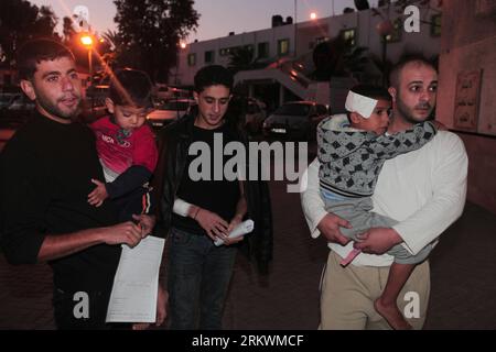 Bildnummer: 58709611 Datum: 15.11.2012 Copyright: imago/Xinhua i palestinesi trattengono i bambini feriti all'ospedale di al-Shifa a Gaza City, a seguito di un attacco aereo israeliano, il 15 novembre 2012. Un attacco aereo israeliano in una casa nella Striscia di Gaza settentrionale ha ucciso tre civili palestinesi a fine giovedì, hanno detto fonti mediche e testimoni. Lo sciopero ha aumentato il numero di palestinesi uccisi negli attacchi israeliani a Gaza a 19 da mercoledì.(Xinhua/Khaled Omar) (srb) MIDEAST-GAZA-AIRSTRIKE PUBLICATIONxNOTxINxCHN Gesellschaft Verwundetet Verletzte Nahostkonflikt x0x xdd premiumd 2012 quer 58709611 Data 15 1 Foto Stock