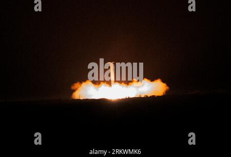 Il razzo riutilizzabile del primo stadio ritorna ad atterrare a miglia di distanza dopo il sollevamento di un razzo SpaceX Falcon 9 con la capsula Crew-7 Dragon traccia il raggio dopo il decollo dal Launchpad 39A al Kennedy Space Center, Florida sabato mattina, 26 agosto 2023. La missione Crew-7 della NASA si dirigerà verso la stazione spaziale Internazionale (ISS) con l'astronauta NASA e il comandante della missione Jasmin Moghbeli, l'astronauta ESA e il pilota Andreas Mogensen insieme all'astronauta JAXA Satoshi Furukawa e al Cosmonaut Roscosmos Konstantin Borisov come specialisti della missione. Foto di Pat Benic/UPI Foto Stock