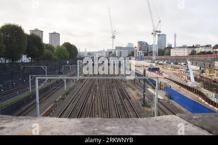 Londra, Regno Unito. 26 agosto 2023. Una vista dei binari ferroviari vuoti a Londra, mentre la nuova stazione ferroviaria della RMT union colpisce più del salario. Credito: Vuk Valcic/Alamy Live News Foto Stock