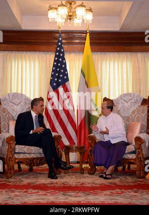 Bildnummer: 58716896 Datum: 19.11.2012 Copyright: imago/Xinhua (121119) - YANGON, 19 novembre 2012 (Xinhua) -- il presidente del Myanmar U Thein Sein (R) incontra il presidente degli Stati Uniti Barack Obama al palazzo del Parlamento della regione di Yangon, 19 novembre 2012. Il neo-eletto presidente degli Stati Uniti Barack Obama è arrivato qui lunedì mattina per dare il via alla sua visita di lavoro in Myanmar, diventando il primo presidente degli Stati Uniti in carica a visitare la nazione del sud-est asiatico nella storia delle relazioni Myanmar-USA. (Xinhua/MNA) (ybg) MYANMAR-YANGON-U.S.-OBAMA-VISIT PUBLICATIONxNOTxINxCHN People Politik premiumd x0x xmb 2012 hoch Foto Stock