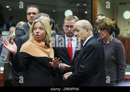 Bildnummer: 58719166 Datum: 19.11.2012 Copyright: imago/Xinhua (121119) -- BRUXELLES, 19 novembre 2012 (Xinhua) -- il ministro della difesa olandese Jeanine Hennis-Plasschaert (L, front) parla con il ministro della difesa francese Jean-Yves le Drian prima della riunione dei ministri della difesa dell'Unione europea (UE) a Bruxelles, Belgio, 19 novembre 2012. (Xinhua/Zhou lei) BRUXELLES-UE-RIUNIONE DEI MINISTRI DELLA DIFESA PUBLICATIONxNOTxINxCHN persone Politik Verteidigungsminister Verteidigungsministertreffen premiumd x0x xmb 2012 quer 58719166 Data 19 11 2012 Copyright Imago XINHUA Bruxelles Nov 19 2012 XINHUA Dutch Defense Minister Je Foto Stock