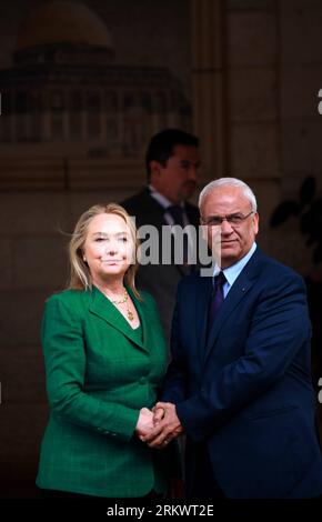 121121 -- RAMALLAH, 21 novembre 2012 Xinhua -- il Segretario di Stato americano Hillary Clinton L stringe la mano a Saeb Erekat, il capo negoziatore palestinese, mentre arriva per un incontro con il presidente palestinese Mahmoud Abbas nella città di Ramallah in Cisgiordania il 21 novembre 2012. Xinhua/Fadi Arouri nxl WEST BANK-RAMALLAH-US-CLINTON-VISIT PUBLICATIONxNOTxINxCHN Foto Stock