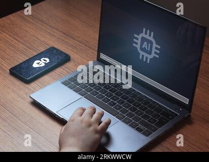 Le donne usano la potenza dell'intelligenza artificiale su notebook e smartphone. Concetto di chat ai. Intelligenza artificiale. Trasformazione tecnologica futuristica. Scrivere un prompt. Foto Stock