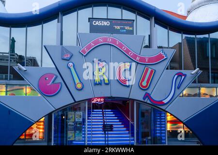 Zandvoort, Amsterdam, Olanda - 17 luglio 2023: Città di Zandvoort la sera Foto Stock