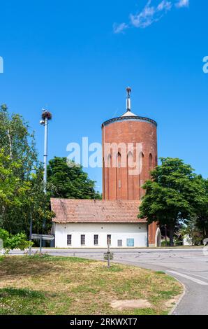 Ensisheim, Francia - 5 luglio 2023: Una torre dell'acqua circolare costruita in mattoni a Ensisheim, Alsazia. Foto Stock