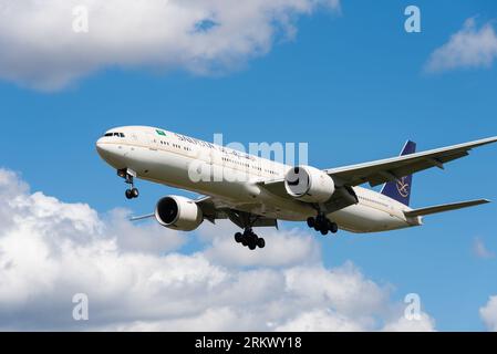 Saudia, Saudi Arabian Airlines, Boeing 777-300/ER aereo di linea HZ-AK41 nelle finali per atterrare all'aeroporto di Londra Heathrow, Regno Unito. Volo a lungo raggio saudita Foto Stock