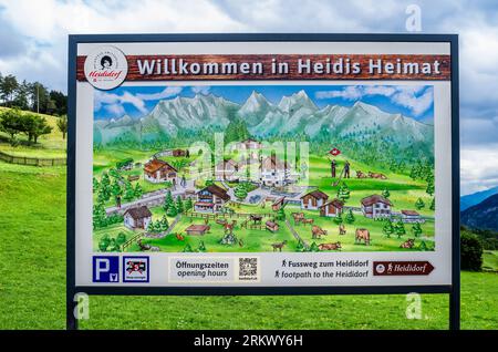 Maienfeld, Svizzera - 25 luglio 2023: Firma e mappa del villaggio del personaggio del film e dei cartoni animati Heidi vicino Maienfeld, nel cantone svizzero di Graubu Foto Stock