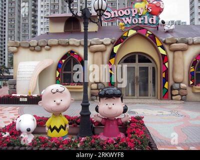 121127 -- HONG KONG, 26 novembre 2012 Xinhua -- foto scattata il 26 novembre 2012 mostra una vista del mondo di Snoopy a Hong Kong, Cina meridionale. Questo è il primo parco a tema Snoopy in Asia. Xinhua/Zhao Yusi ry CHINA-HONG KONG-SNOOPY S WORLD CN PUBLICATIONxNOTxINxCHN Foto Stock