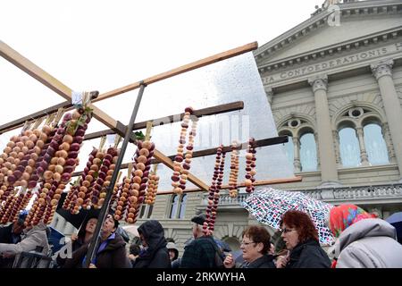 Bildnummer: 58810891  Datum: 26.11.2012  Copyright: imago/Xinhua (121127) -- BERN, Nov. 26, 2012 (Xinhua) -- Customers select a plaited string of onions at a stall at the annual Zibelemaerit in Bern, Nov. 26, 2012. The Zibelemaerit (onion market) is a traditional one-day festival which is held on the fourth Monday in November. Since the early 15th century, farmers from the surrounding areas, especially from the lake region of the canton of Fribourg, bring some 40 - 50 tonnes of onions - in artistically woven plaits - and garlic to the federal capital to sell. (Xinhua/Wang Siwei)(zyw) SWITZERLA Stock Photo