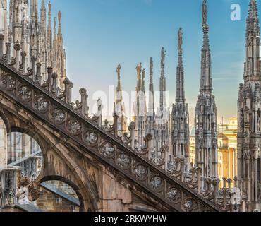 Contrafforti volanti decorati e file di sculture pinnacoli sulla navata sul tetto della Cattedrale di Milano Foto Stock