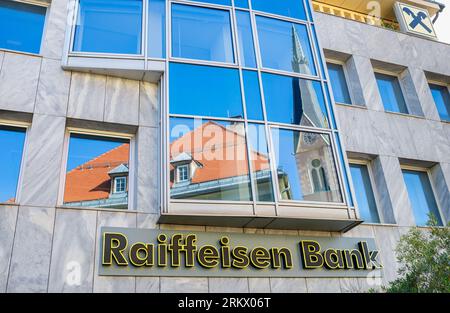 Villach, Austria -July12, 2023 Raiffeisenbank si riferisce alle banche cooperative in Europa radicate nelle prime cooperative di credito di Friedrich Wilhelm Ra Foto Stock