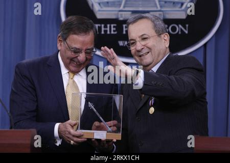 Bildnummer: 58855127  Datum: 29.11.2012  Copyright: imago/Xinhua (121129) -- WASHINGTON D.C., Nov. 29, 2012 (Xinhua) -- Israel s Minister of Defense Ehud Barak presents a model of Iron Dome to U.S. Secretary of Defense Leon E. Panetta (L) at a press conference at the Pentagon in Washington D.C., capital of the United States, Nov. 29, 2012. (Xinhua/Fang Zhe) US-WASHINGTON-MILITARY-ISRAEL-PENTAGON PUBLICATIONxNOTxINxCHN People Politik Verteidigungsminister USA x1x xdd premiumd 2012 quer      58855127 Date 29 11 2012 Copyright Imago XINHUA  Washington D C Nov 29 2012 XINHUA Israel S Ministers of Stock Photo