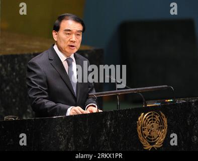 Bildnummer: 58856773 Datum: 29.11.2012 Copyright: imago/Xinhua NEW YORK, li Baodong, rappresentante permanente cinese presso le Nazioni Unite, parla dopo che la risoluzione è stata adottata dall'Assemblea generale delle Nazioni Unite (GA), che ha concesso uno status palestinese aggiornato delle Nazioni Unite, a New York degli Stati Uniti, il 29 novembre 2012. La risoluzione dell'Assemblea generale, appena adottata per accordare alla Palestina lo status di Stato osservatore non membro, dimostra pienamente l'ampio sostegno della comunità internazionale per la giusta causa dei palestinesi nel ripristino del loro legittimo diritto nazionale, ha detto li. (Xinhua/Shen Hong) Foto Stock