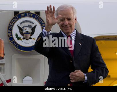 121201 -- CITTÀ DEL MESSICO, 30 novembre 2012 Xinhua -- il vice presidente degli Stati Uniti Joe Biden salta all'aeroporto internazionale Benito Juarez, a città del Messico, capitale del Messico, il 30 novembre 2012. Biden è in Messico per assistere alla cerimonia di giuramento del presidente eletto messicano Enrique pena Nieto. Xinhua/Eduardo Verdugo/AP POOL ce MESSICO-CITTÀ DEL MESSICO-Stati Uniti-BIDEN PUBLICATIONxNOTxINxCHN Foto Stock