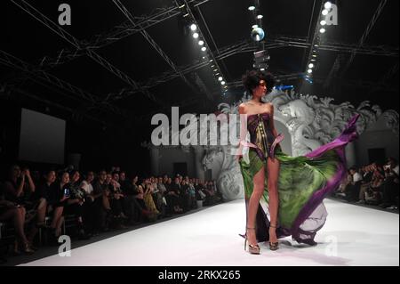 Bildnummer: 58858210  Datum: 30.11.2012  Copyright: imago/Xinhua (121130) -- SINGAPORE, Nov. 30, 2012 (Xinhua) -- A model presents a creation by French designer Julien Fournie during the French Couture Fashion Week at Singapore s Marina Bay Sands, on Nov. 30, 2012. (Xinhua Then Chih Wey) SINGAPORE-FASHION WEEK-JULIEN FOURNIE PUBLICATIONxNOTxINxCHN Kultur Entertainment Mode Modenschau Modewoche Damenmode xjh x0x premiumd 2012 quer     58858210 Date 30 11 2012 Copyright Imago XINHUA  Singapore Nov 30 2012 XINHUA a Model Presents a Creation by French Designers Julien Fournie during The French Cou Stock Photo