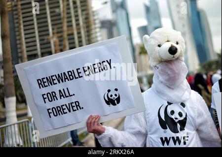 121201 -- DOHA, 1 dicembre 2012 Xinhua -- Un uomo del WWF vestito in costume di orso polare partecipa a una marcia a Doha, Qatar, 1 dicembre 2012. Centinaia di ambientalisti provenienti da tutto il mondo hanno marciato a Doha sabato, chiedendo ulteriori azioni da parte dei loro governi nei colloqui sul clima per arginare il riscaldamento del globo. La marcia, che si svolge per la prima volta nella regione araba, è sostenuta da una serie di ONG verdi regionali, tra cui l'Oasi di Doha, nonché da alcune grandi reti verdi internazionali come la rete di azione per il clima e TckTckTck. Xinhua/li Muzizyw QATAR-DOHA-COP18-CMP8-MARCH PUB Foto Stock