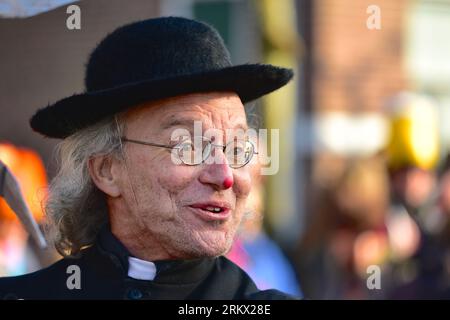 Partecipante vestito da pastore nelle sfilate di carnevale di Breda e Bavel Foto Stock