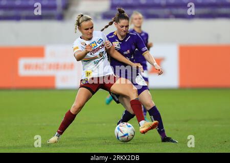 Diana Lemesova (77 SKN St Polten) e Stefanie Schneeberger (10 Austria Wien) lottano per il pallone durante la partita Admiral Frauen Bundesliga Austria Wien vs St Polten al Viola Park (Tom Seiss/ SPP) credito: SPP Sport Press Photo. /Alamy Live News Foto Stock