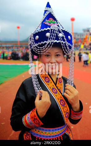 Bildnummer: 58859594 Datum: 01.12.2012 Copyright: imago/Xinhua (121201) -- RONGSHUI, 1 dicembre 2012 (Xinhua) -- Una donna del gruppo etnico Yao con costume tradizionale Yao è vista in un evento locale nella contea autonoma di Rongshui Miao, nella regione autonoma del Guangxi Zhuang, Cina meridionale, 1 dicembre 2012. [Xinhua/Zhang Ailin] (zn) CHINA-GUANGXI-RONGSHUI-YAO ETNICO COSTUME (CN) PUBLICATIONxNOTxINxCHN Kultur xas x0x 2012 hoch 58859594 Data 01 12 2012 Copyright Imago XINHUA Rongshui DEC 1 2012 XINHUA una donna del gruppo etnico Yao con costume tradizionale Yao È Lakes AT a Local Event in Rongshui mia Foto Stock