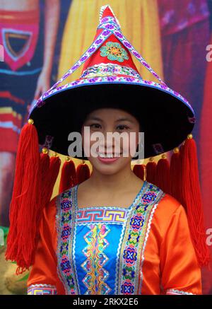Bildnummer: 58859596 Datum: 01.12.2012 Copyright: imago/Xinhua (121201) -- RONGSHUI, 1 dicembre 2012 (Xinhua) -- Una donna del gruppo etnico Yao con costume tradizionale Yao è vista in un evento locale nella contea autonoma di Rongshui Miao, nella regione autonoma del Guangxi Zhuang, Cina meridionale, 1 dicembre 2012. [Xinhua/Zhang Ailin] (zn) CHINA-GUANGXI-RONGSHUI-YAO ETNICO COSTUME (CN) PUBLICATIONxNOTxINxCHN Kultur xas x0x 2012 hoch 58859596 Data 01 12 2012 Copyright Imago XINHUA Rongshui DEC 1 2012 XINHUA una donna del gruppo etnico Yao con costume tradizionale Yao È Lakes AT a Local Event in Rongshui mia Foto Stock