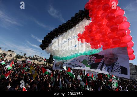 Bildnummer: 58862480  Datum: 02.12.2012  Copyright: imago/Xinhua (121202) -- RAMALLAH, Dec. 2, 2012 (Xinhua) -- Palestinians fly balloons bearing the colors of their national flag as they celebrate their successful bid to win upgraded U.N. status, in the West Bank city of Ramallah on Dec. 2, 2012. Palestinian President Mahmoud Abbas on Sunday said that achieving national reconciliation will be the first step he will take. (Xinhua/Ayman Nobani) MIDEAST-RAMALLAH-POLITICS-ABBAS-CELEBRATION PUBLICATIONxNOTxINxCHN Gesellschaft Palästina Politik Jubel Beobachterstaat UN Anerkennung xdp x0x premiumd Stock Photo